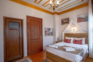 Schlafzimmer mit einem Bett und einer Holztür in der Unterkunft April Hotel in Istanbul