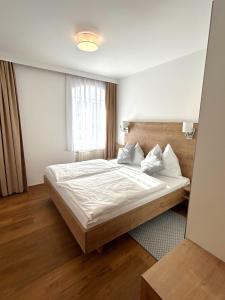 a bedroom with a large bed in a room at Ferienwohnungen Sommer in Bad Radkersburg