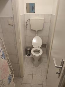 - une petite salle de bains avec toilettes dans une cabine dans l'établissement 3-Zimmer-Wohnung-Kalvariengürtel, à Graz