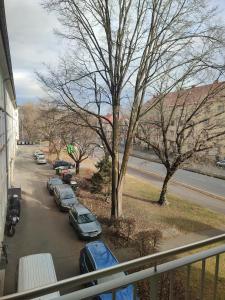 - une vue sur un parking avec des voitures dans l'établissement 3-Zimmer-Wohnung-Kalvariengürtel, à Graz