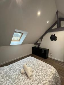 1 dormitorio con 1 cama con 2 toallas en La maison du bonheur 70 m² en Saint-Amand-les-Eaux