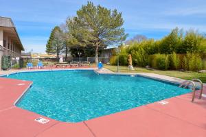 una piscina de agua azul sobre una superficie roja en Ramada by Wyndham Grand Junction en Grand Junction