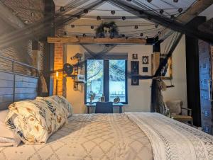 タンパにあるCozy AF Gothic Rose Galleryの大きなベッドと窓のある寝室