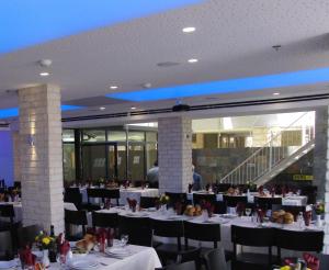 Un restaurante o sitio para comer en Margoa Hotel Netanya