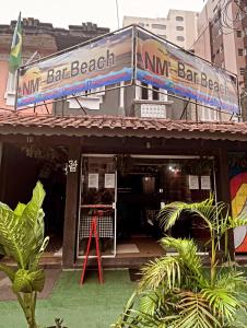 un restaurante con un cartel en la parte delantera en casa de praia en Santos