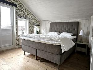 1 dormitorio con 1 cama grande en una habitación en Idylliskt Hus Nära Lysekil & Skaftö, en Uddevalla