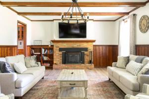 O zonă de relaxare la 100 Acre Red Brick Ranch Hocking Hills Cabin Hot Tub 12