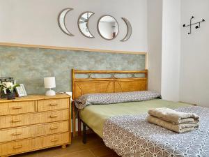 um quarto com 2 camas, uma cómoda e um espelho em Apartament z widokiem na morze Playa de Los Naufragos em Torrevieja