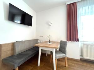 sala de estar con mesa y sofá en Ferienwohnungen Sommer, en Bad Radkersburg