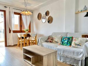 uma sala de estar com um sofá e uma mesa em Apartament z widokiem na morze Playa de Los Naufragos em Torrevieja