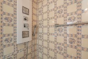 a bathroom with a tiled wall at Villa Celeste in Cagliari +55 photos