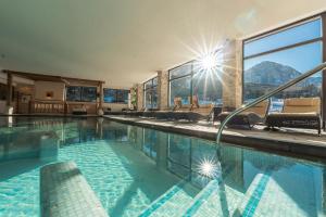 Monte Pana Dolomites Hotel内部或周边的泳池