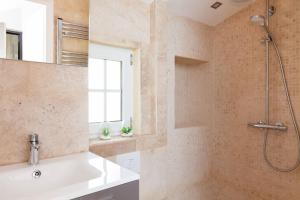 uma casa de banho com um chuveiro e um lavatório. em LE PROVENCAL - Center old Antibes 1BR flat with AC, wifi em Antibes