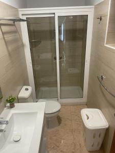 een witte badkamer met een toilet en een douche bij Estancia Lucía in La Orotava