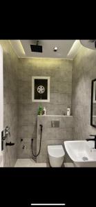 een badkamer met een toilet en een wastafel bij Studio with smart entry in Riyad