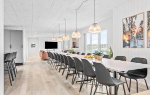 une salle à manger avec une grande table et des chaises dans l'établissement Stunning Home In Lgstrup With Kitchen, à Løgstrup