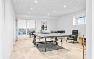 - une salle à manger avec une table de ping-pong et 2 chaises dans l'établissement Stunning Home In Lgstrup With Kitchen, à Løgstrup