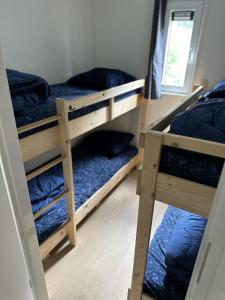 a room with two bunk beds and a window at Bospark Wolfsven - BPW 1110 in Mierlo