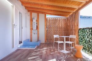 Habitación con porche con mesa y sillas. en Villa Celeste, en Cagliari