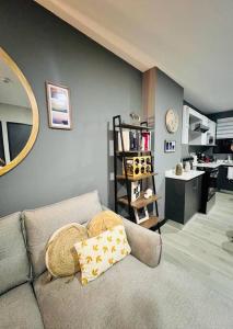 a living room with a couch and a kitchen at Elegante y acogedor apartamento en el corazón de San Salvador in San Salvador