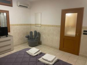 a room with a tv and two towels on the floor at La Dependance in Barletta