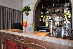 Lounge o bar area sa Pousada Alfama