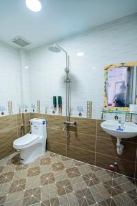 uma casa de banho com um WC e um lavatório em The Sun Long Hai Hotel em Long Hai