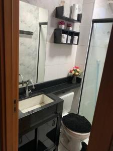 a bathroom with a sink and a toilet at Um apartamento bem aconchegante! in Palmas