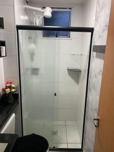 eine Glasdusche im Bad mit WC in der Unterkunft Um apartamento bem aconchegante! in Palmas