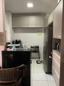 Um apartamento bem aconchegante! في بالماس: مطبخ صغير مع ثلاجة ومكتب