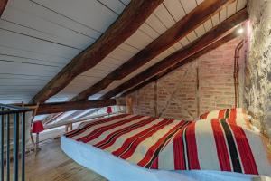 un lit dans une chambre avec un mur de briques dans l'établissement Gambetta 6 atypique en hypercentre, à Saint-Jean-de-Luz