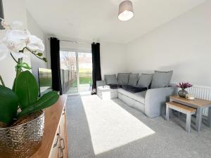 uma sala de estar com um sofá e uma mesa em York House by Blue Skies Stays em Stockton-on-Tees