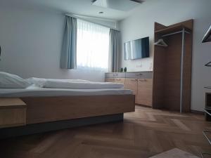 Postel nebo postele na pokoji v ubytování Hotel-Pension Fünfhaus