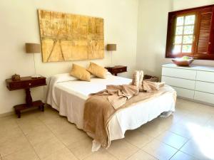 ein Schlafzimmer mit einem Bett und einem Wandgemälde in der Unterkunft Luxury Villa Sea Front -La Orilla in Playa Honda