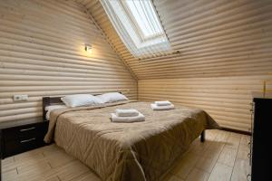 um quarto com uma cama com duas toalhas em Zaporizʹka Sich em Bukovel