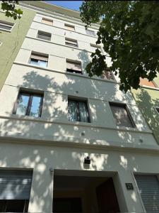 ein weißes Gebäude mit Seitenfenstern in der Unterkunft V28 in Mailand