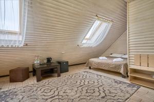 um quarto com uma cama, uma mesa e janelas em Zaporizʹka Sich em Bukovel