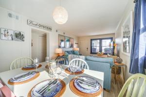 Istumisnurk majutusasutuses Kill Devil Hills Condo with Beach Access On-Site!