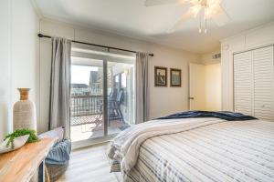 Voodi või voodid majutusasutuse Kill Devil Hills Condo with Beach Access On-Site! toas