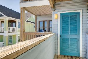 Rõdu või terrass majutusasutuses Kill Devil Hills Condo with Beach Access On-Site!