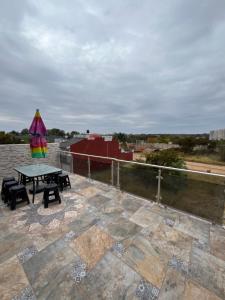 een patio met een tafel en een parasol op een dak bij Casa Tequila Club Taraza1 in Arandas
