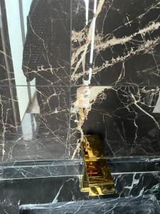 un mostrador de mármol negro con un objeto dorado. en Casa Tequila Club Taraza1, en Arandas