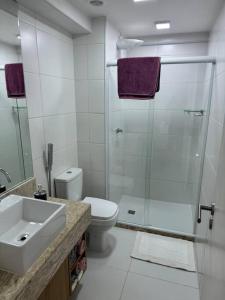 a bathroom with a toilet and a sink and a shower at 1/4 sala mobiliado, completo, em Stella Maris/Salvador in Salvador