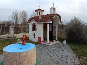 ein kleines Spielhaus mit einem Hydranten davor in der Unterkunft H BIΛΑ ΤΩΝ ΟΝΕΙΡΩΝ ΣΟΥ-999 THE VILLA OF YOURS Dreams 999 in Drama