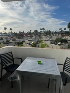 een tafel en stoelen op een balkon met uitzicht bij JeLe Guest Room in Playa del Inglés