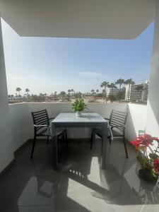 een tafel en 2 stoelen op een balkon met uitzicht bij JeLe Guest Room in Playa del Inglés