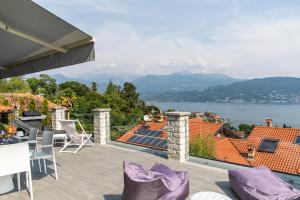 un patio con vistas al agua en Relax house Baveno, en Baveno