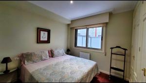 Posteľ alebo postele v izbe v ubytovaní Apartamento con Terraza y Piscina, Baiona + 23 fotografií