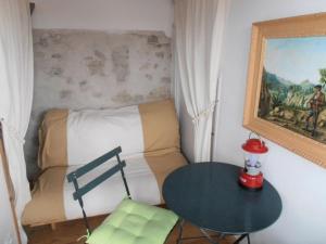 un salon avec une table et un canapé dans l'établissement Gambetta 6 atypique en hypercentre, à Saint-Jean-de-Luz