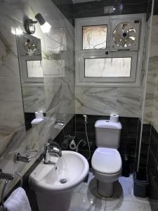 Koupelna v ubytování Luxury apartment Madinaty families Only